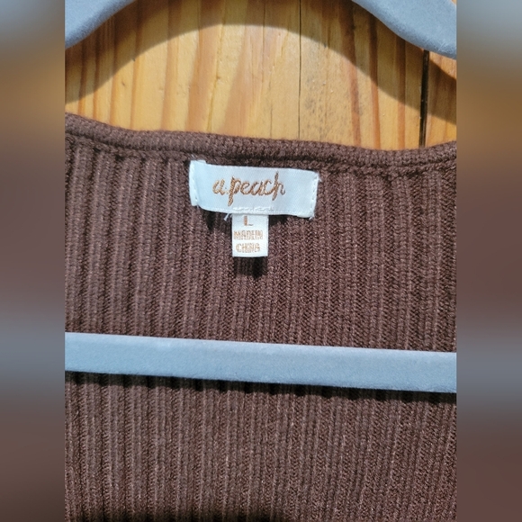 Elegant Brown Knit Dress - Picture 4 of 8